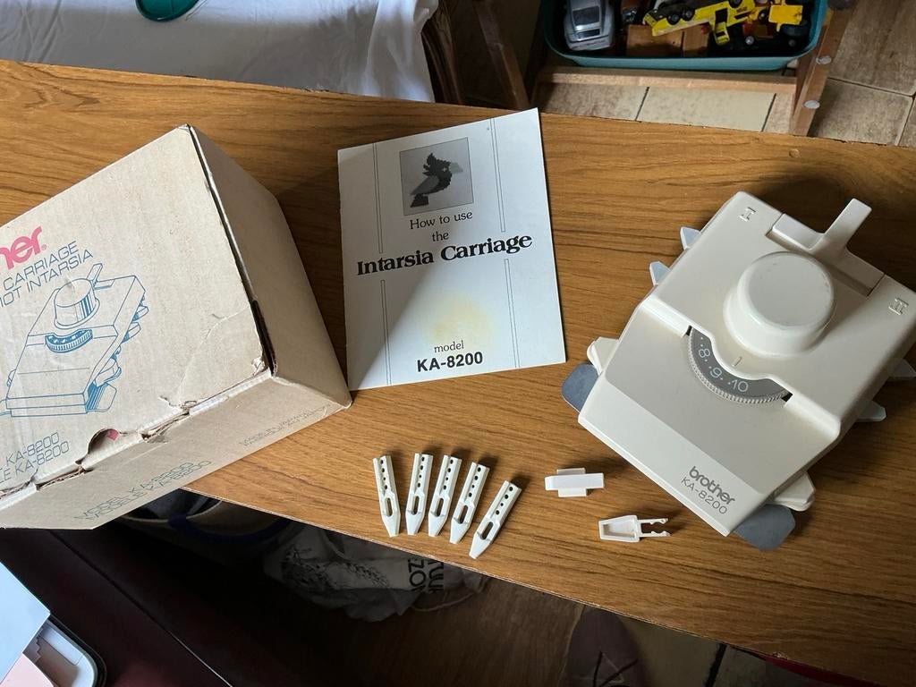 Brother KA8200 intarsiaslede met breivisjes, Ophalen of Verzenden, Gebruikt, Breien, Machine