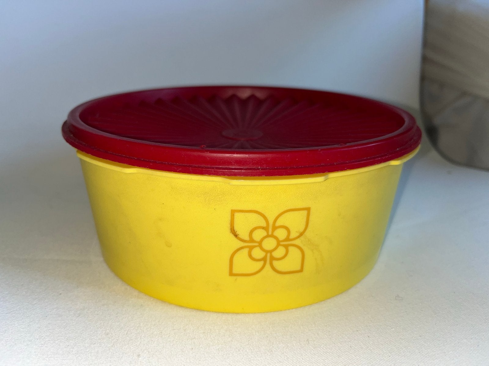 Vintage Tupperware koektrommrl Geel met Rood Deksel, Gebruikt, Geel, Ophalen of Verzenden, Met deksel