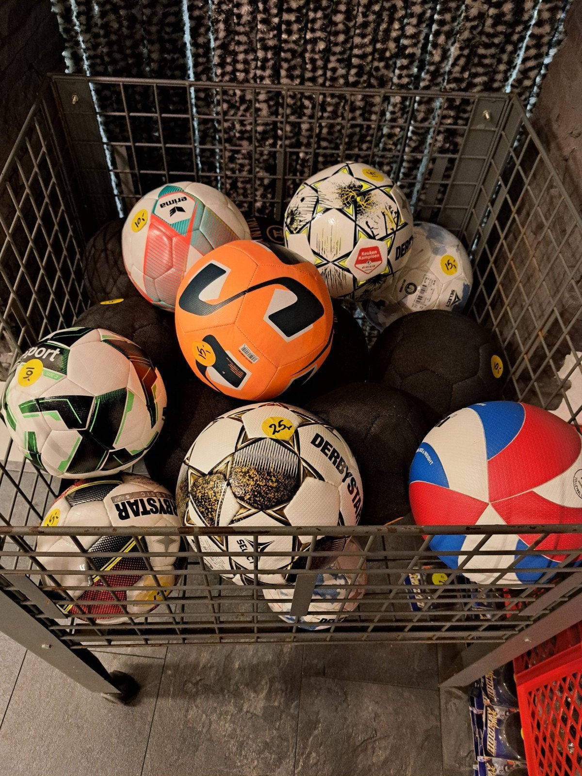 Een bak vol met ballen van merken zoals Derbystar en Twinlif, Maat XL, Ophalen of Verzenden, Nieuw, Bal