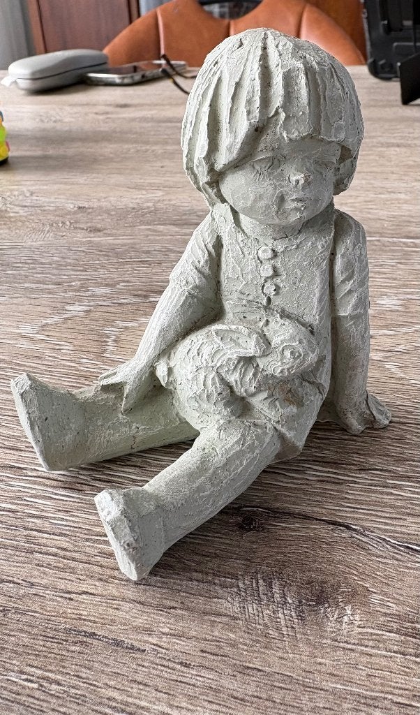 leuk beeldje meisje met konijn van beton, Ophalen, Zo goed als nieuw, Mens