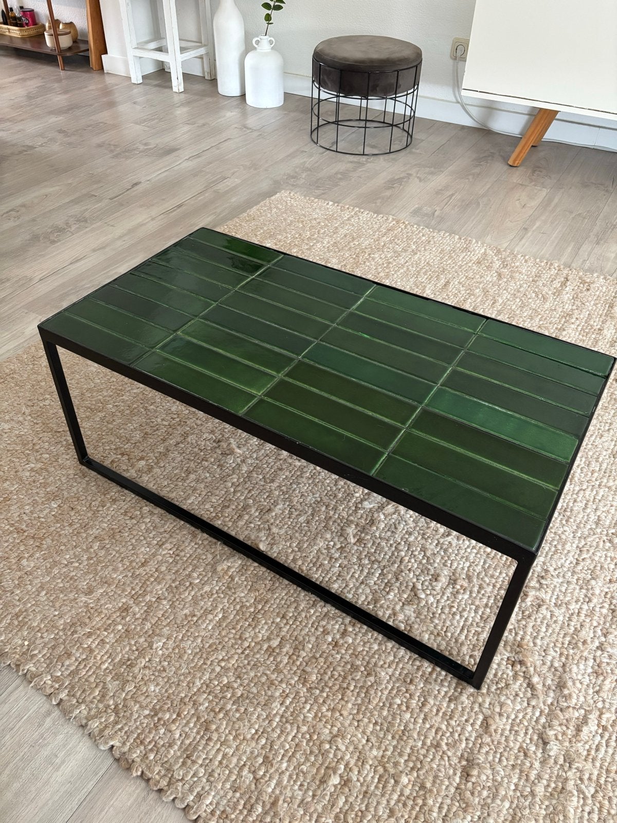 Stijlvolle salontafel Karwei met groene keramische tegels, Ophalen, 50 tot 100 cm, Zo goed als nieuw, Metaal