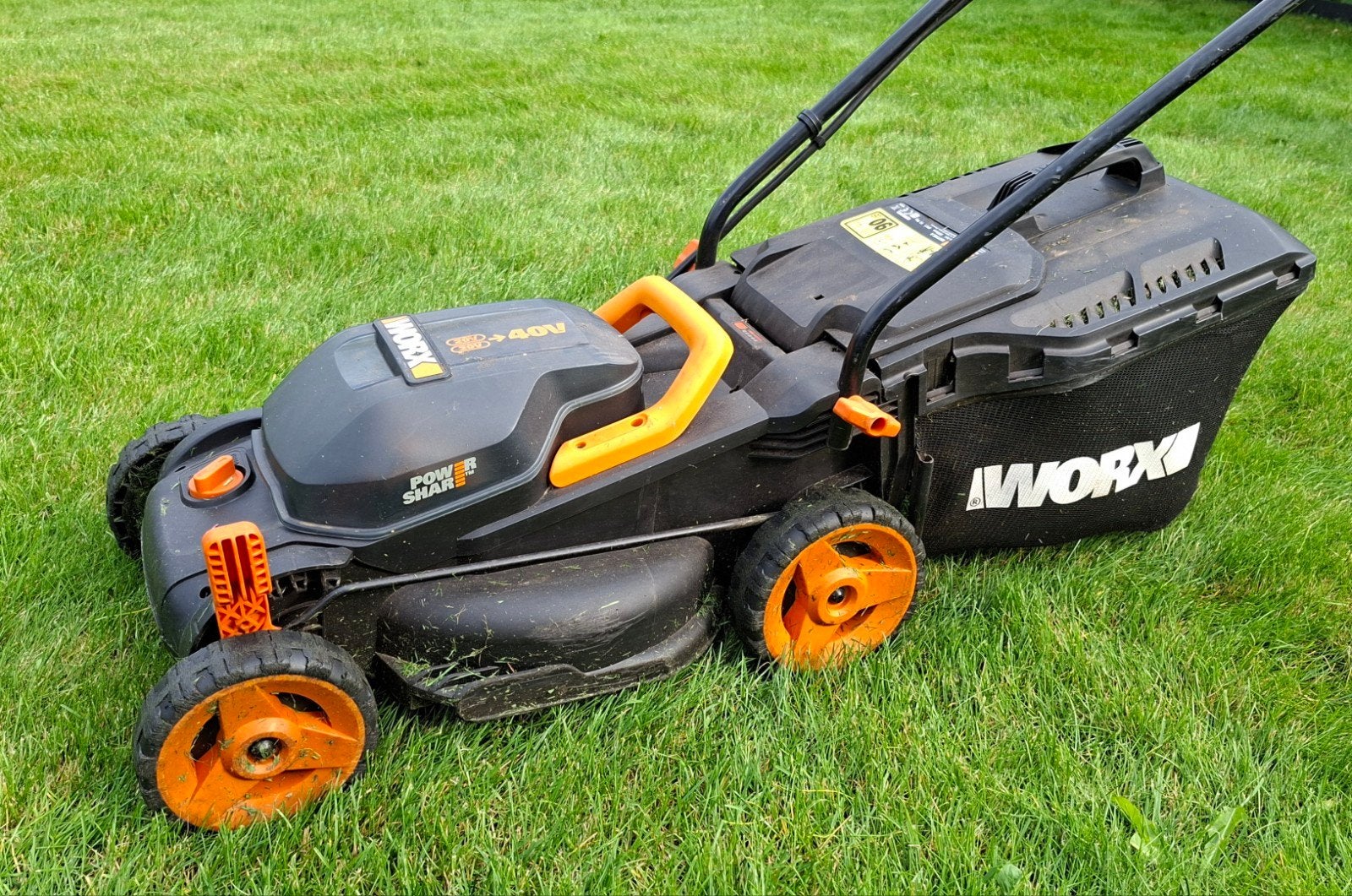 Worx WG927E accu grasmaaier + grastrimmer + 2 accu's

Comple, Ophalen, Cirkelmaaier, Gebruikt, Opvangbak