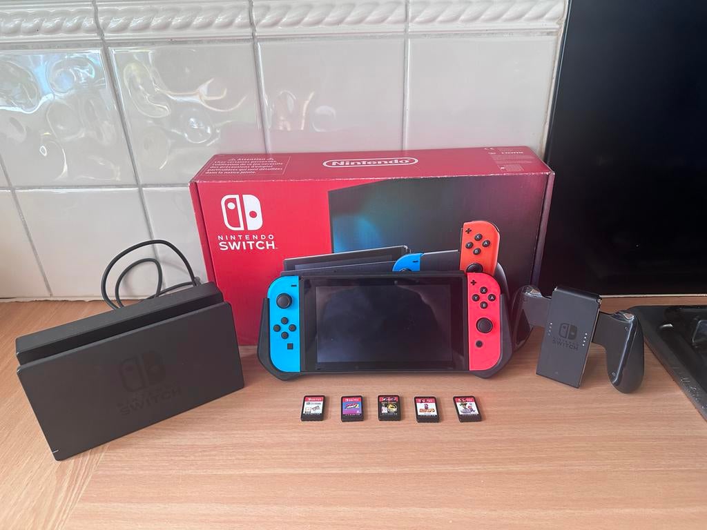 Nintendo Switch met 5 games en accessoires, Ophalen, Met games, Met 2 controllers, Zo goed als nieuw