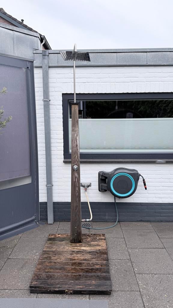 Buitendouche RVS Welvaere met houten paal en vlonder, Ophalen, Gebruikt