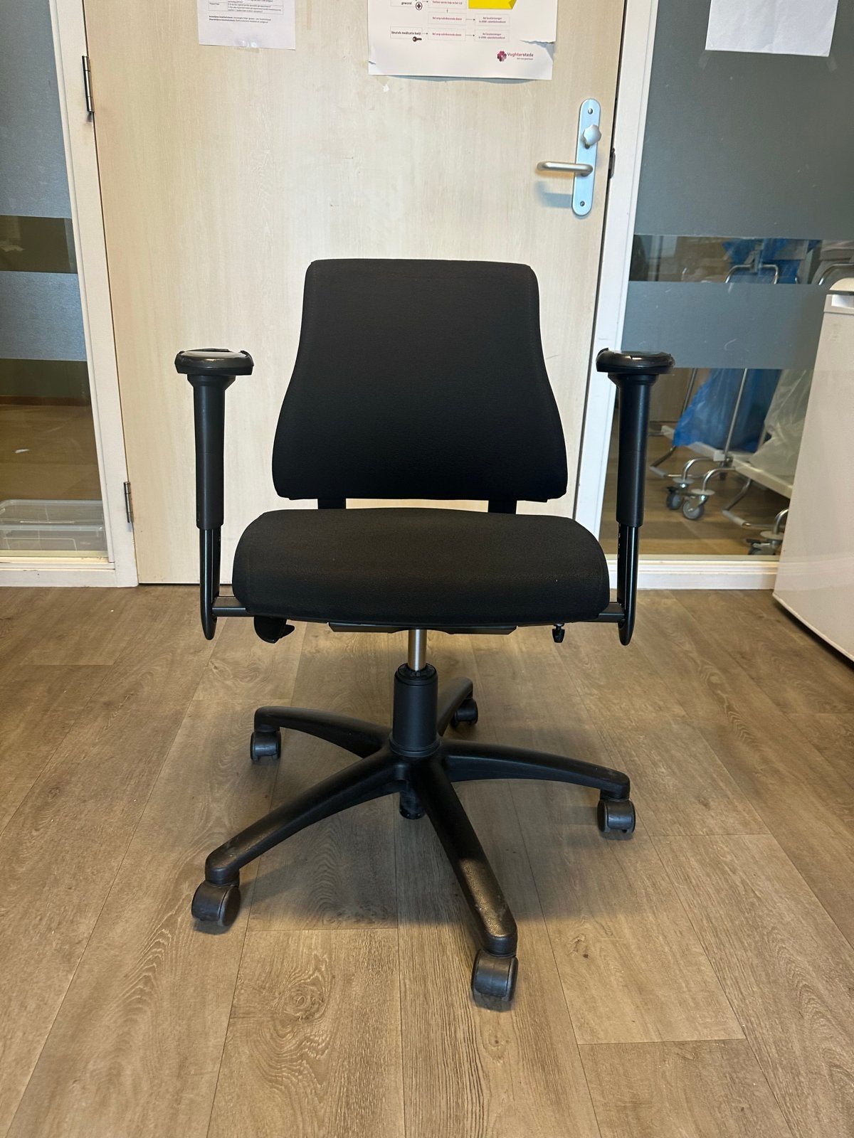 6 bureaustoelen – 2 oranje & 4 zwarte