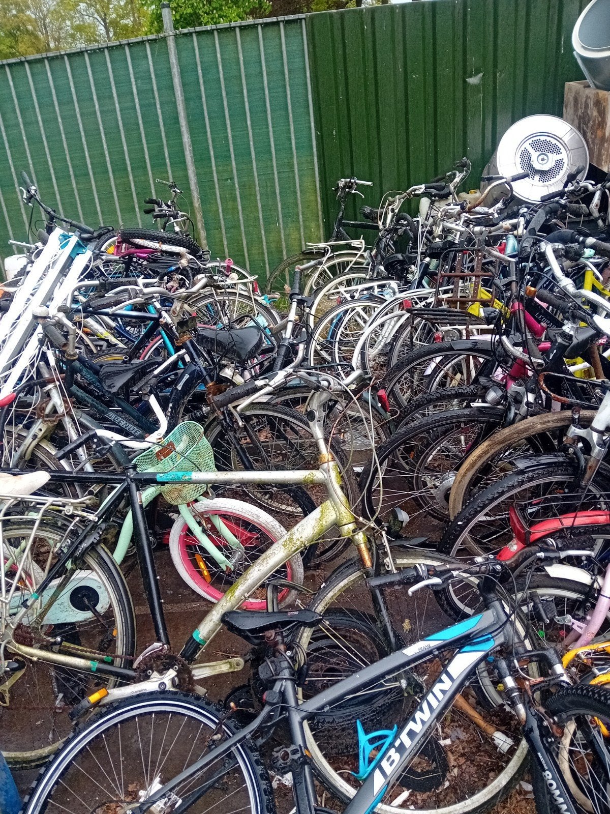 Gezocht oud ijzer en andere metalen, Ophalen of Verzenden