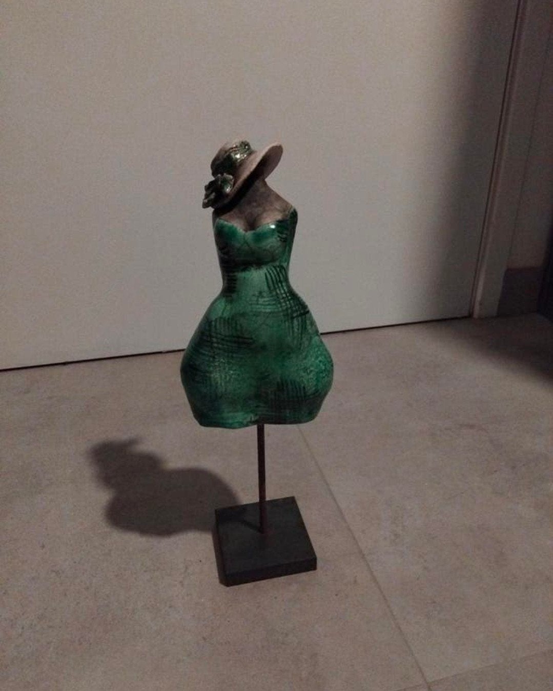 Beeld op sokkel raku giner dk 27 cm hoog circa prijs €50, Ophalen of Verzenden
