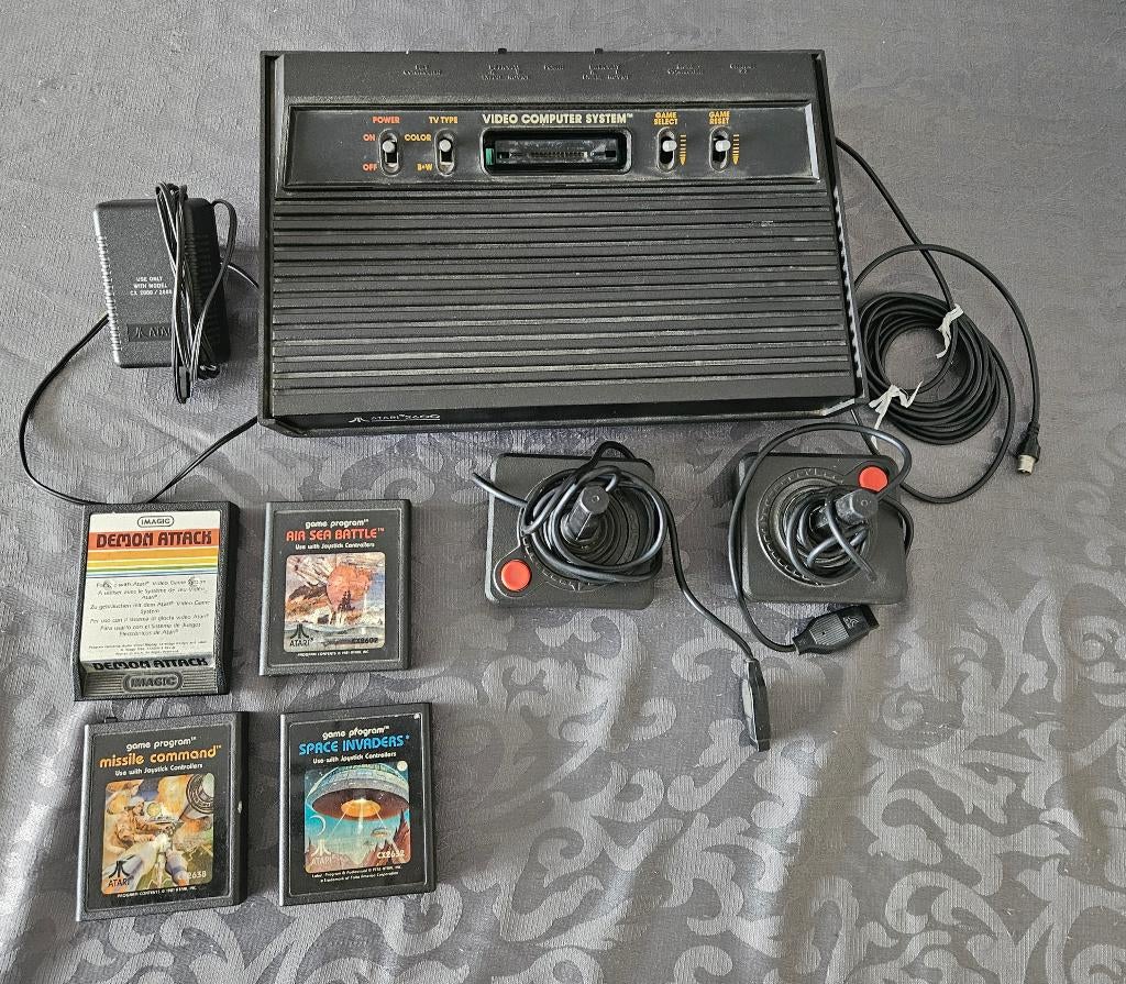 Atari 2600 met accessoires en 4 games, Spelcomputers en Games, Spelcomputers | Atari, Met 2 controllers, Ophalen of Verzenden
