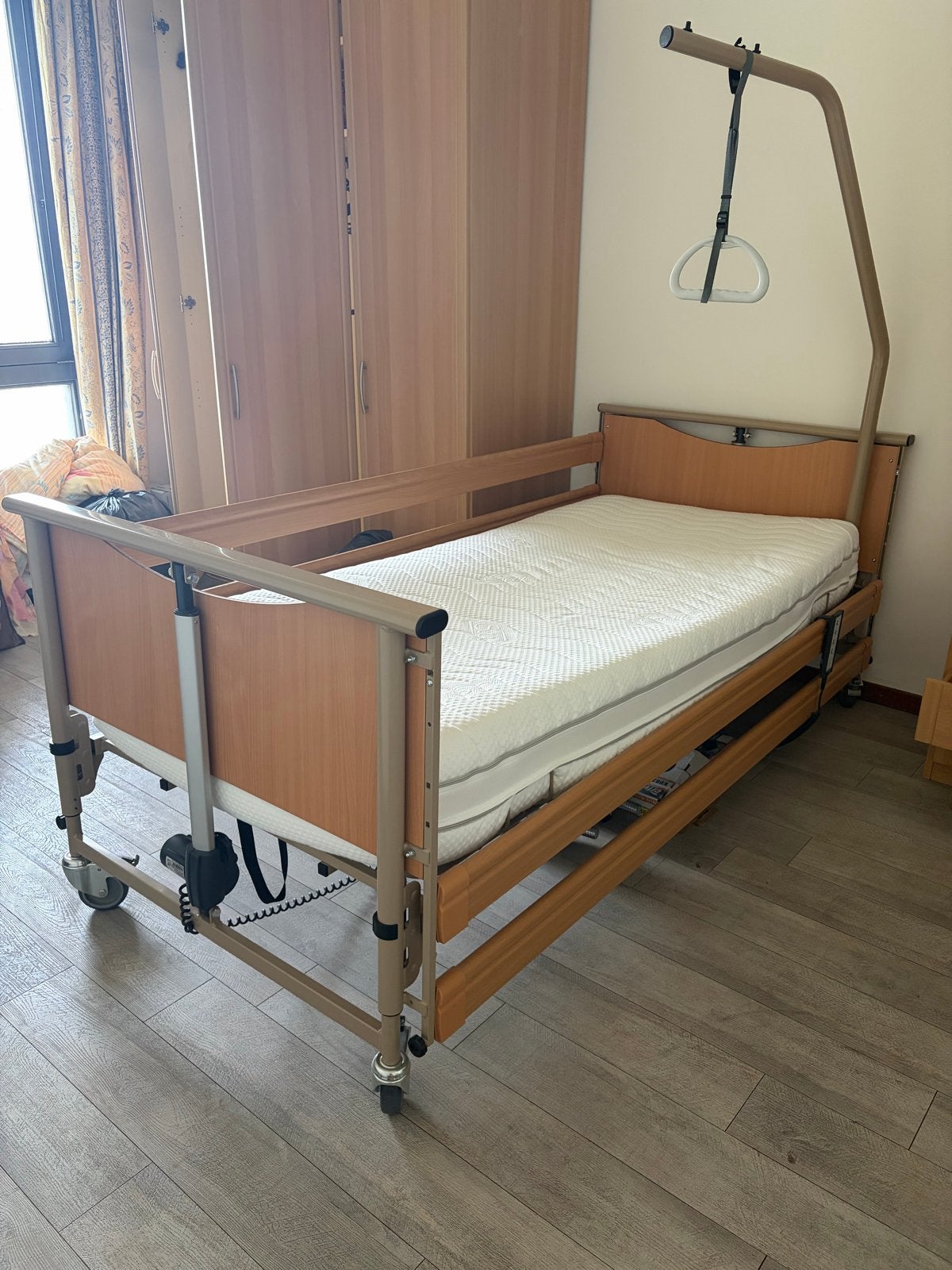 Ziekenhuisbed Lucca basic van Carelife, Ophalen, Verstelbaar, 90 cm, Eenpersoons