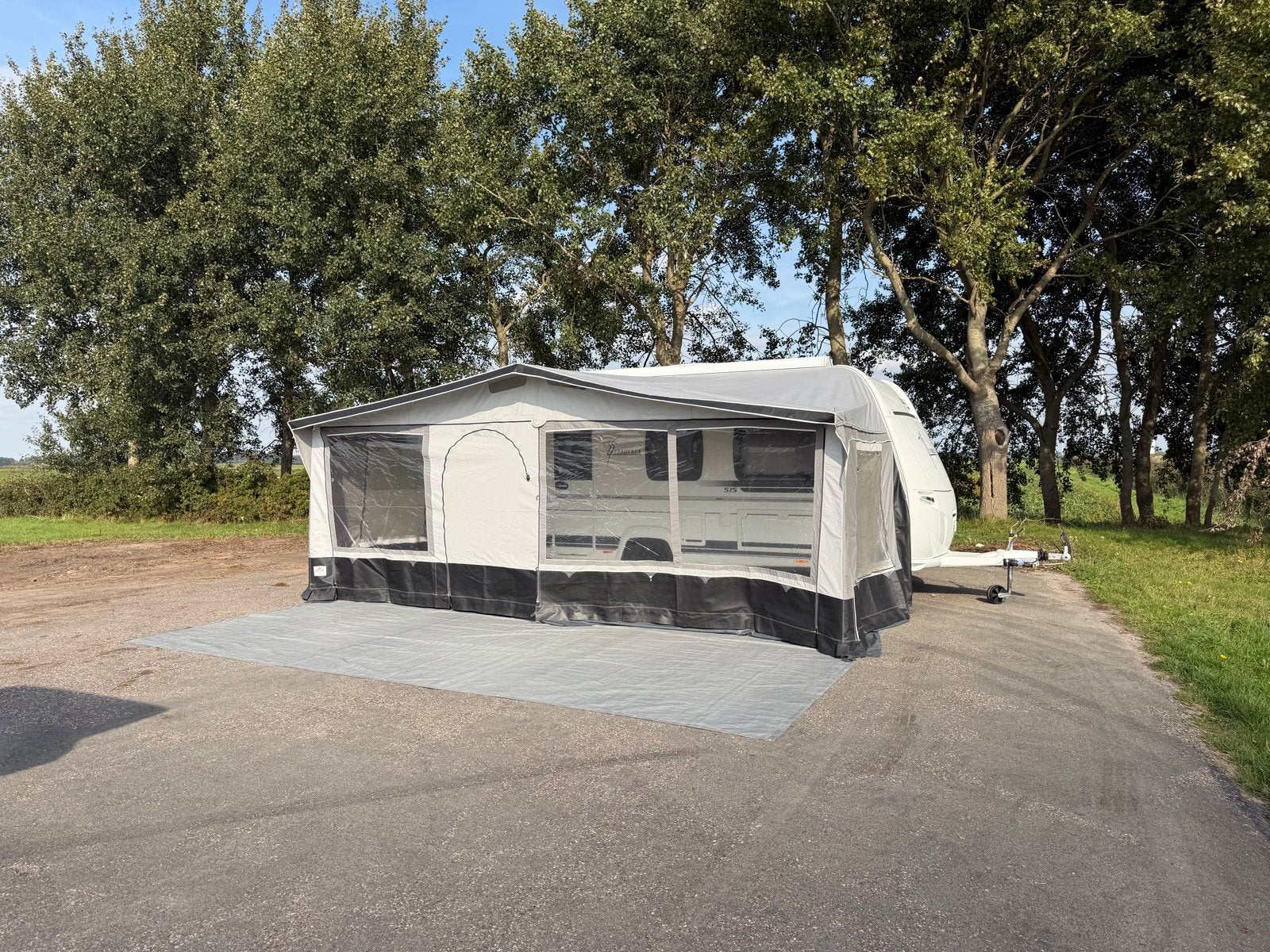 Brand Montana Voortent 2022 - Kleine gaatjes in dak, Caravans en Kamperen, Ophalen, Gebruikt, Ten Cate All Season 240g/m2, Brand