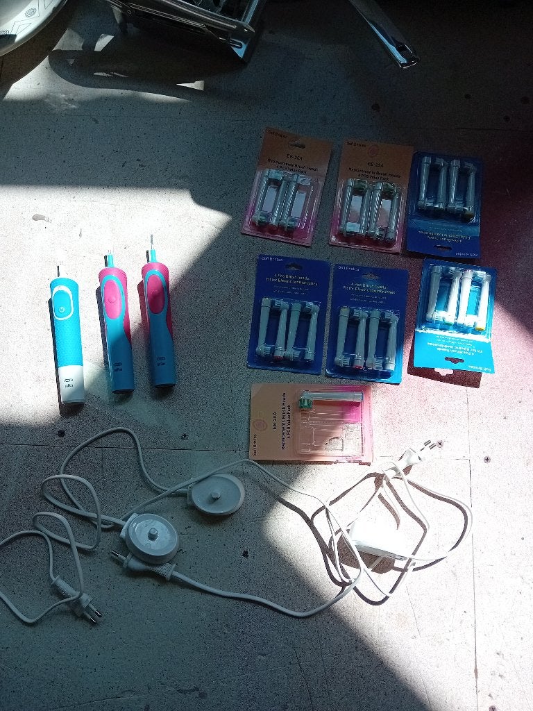 3x oral-b elektrische tandenborstel + opzet, Ophalen of Verzenden, Zo goed als nieuw, Tandenborstel