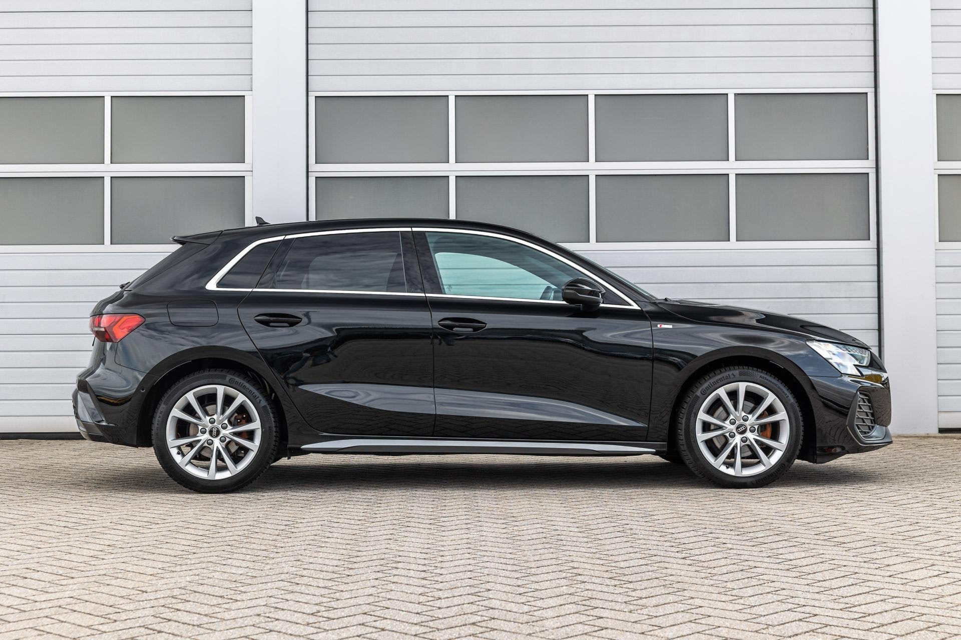 Audi A3 Sportback 35 TFSI 150pk S-tronic S edition | Achteru, Auto's, Audi, 1300 kg, 4 cilinders, Leder en Stof, Zwart