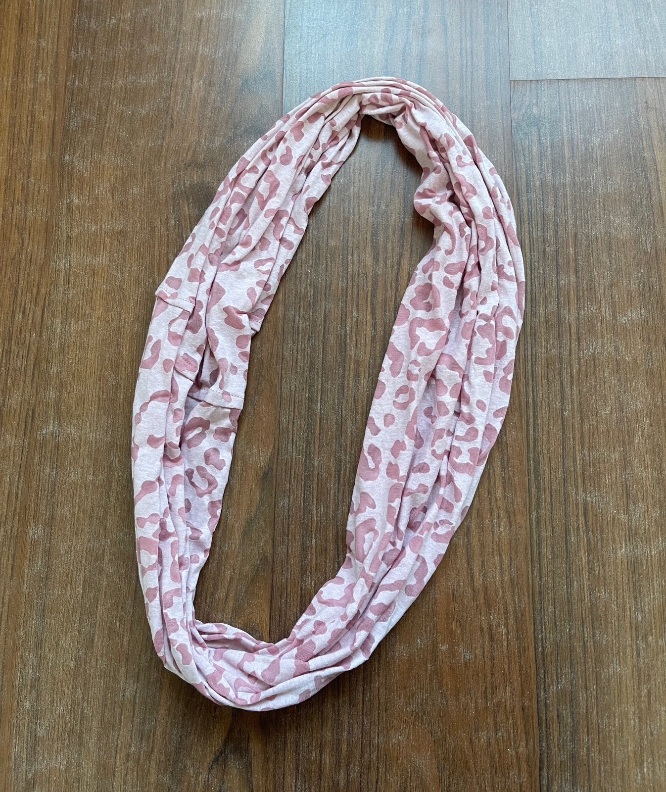 Roze panterprint sjaal, Kleding | Dames, Mutsen, Sjaals en Handschoenen, Ophalen of Verzenden, Zo goed als nieuw, Sjaal