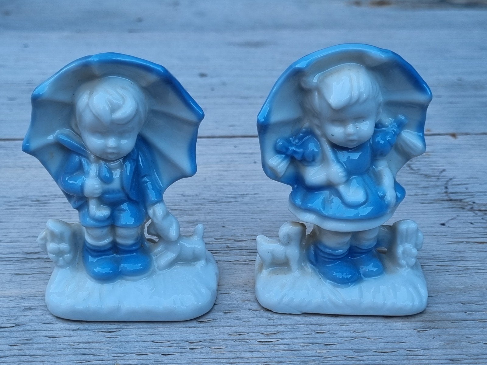 Vintage Porseleinen Beeldjes: Jongen en Meisje met Paraplu, Ophalen of Verzenden