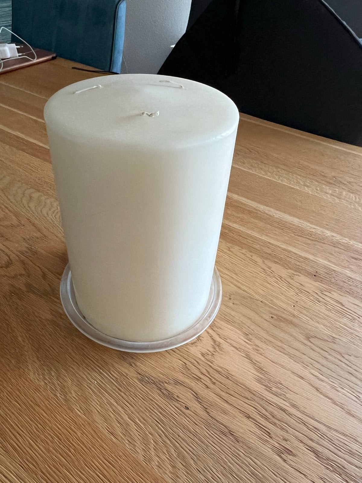 Grote gebroken witte kaars met 3 lonten op glazen schaal, Was, Ophalen of Verzenden, Zo goed als nieuw, Crème