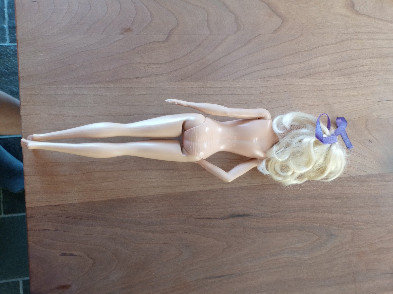 Barbie pop uit 2015 - Blonde haren met paarse strik, Ophalen of Verzenden, Gebruikt, Barbie