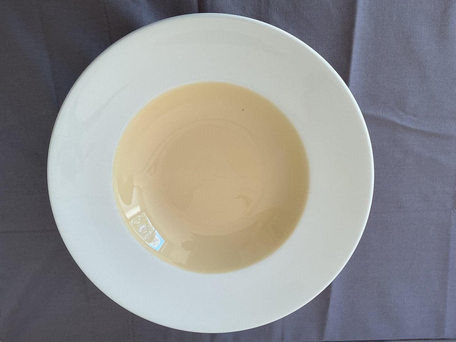 4 Pasta- of soepborden (geel/creme) met brede rand, Hema, Ophalen of Verzenden, Gebruikt, Porselein, Bord(en)
