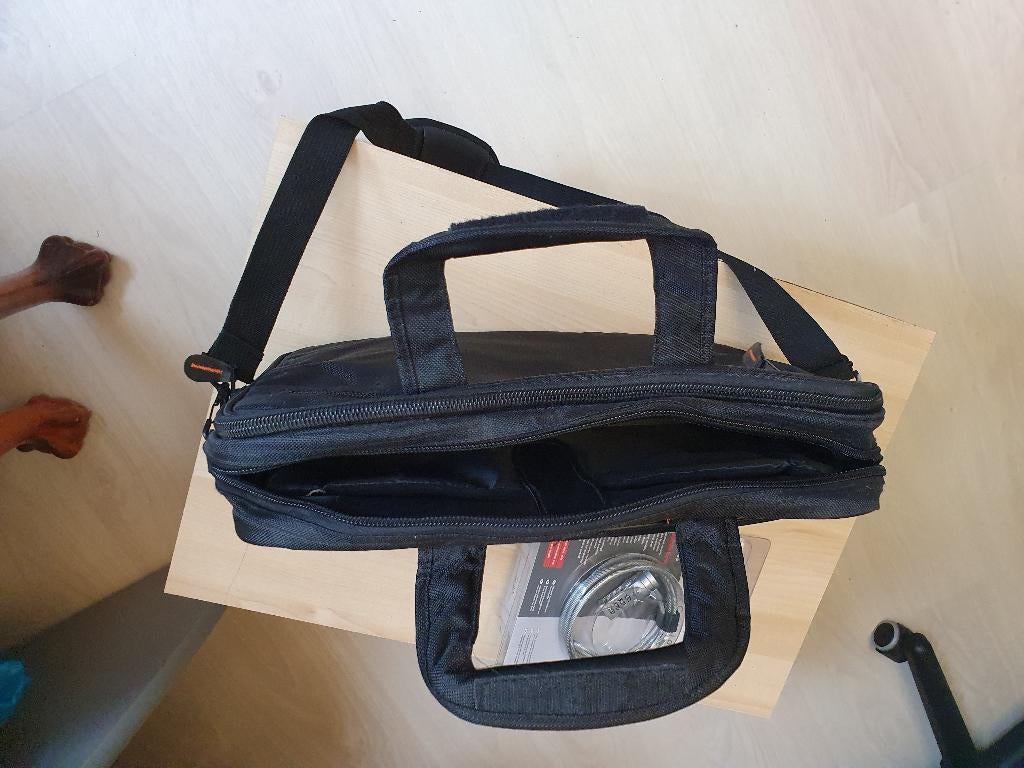 2 Laptoptassen en 1 laptopslot, Ophalen of Verzenden, 15 inch, Zo goed als nieuw, Schoudertas
