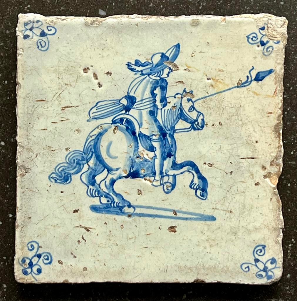 Tegel 17e eeuw met Spaanse ruiter / soldaat. Delfts Blauw, Antiek en Kunst, Verzenden
