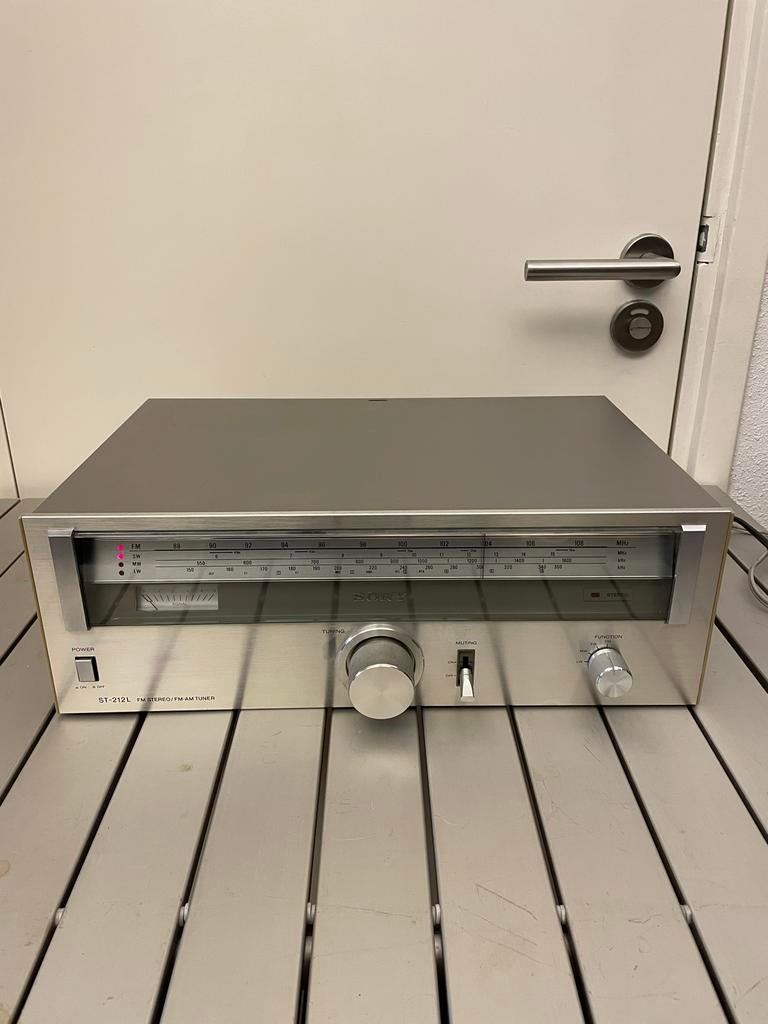 Sony ST-212L vintage tuner FM/MW/LW/KW stereo zilver, Audio, Tv en Foto, Tuners, Gebruikt, Analoog, Ophalen of Verzenden