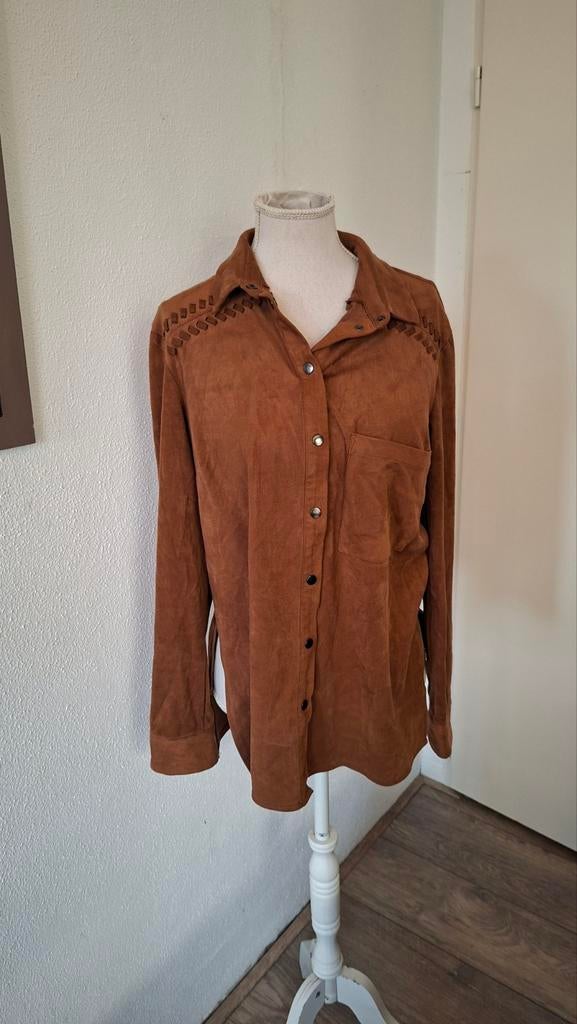 Bershka Bruine suède-look blouse met decoratieve stiksels S, Kleding | Dames, Maat 38/40 (M), Bruin, Ophalen of Verzenden, Onbekend