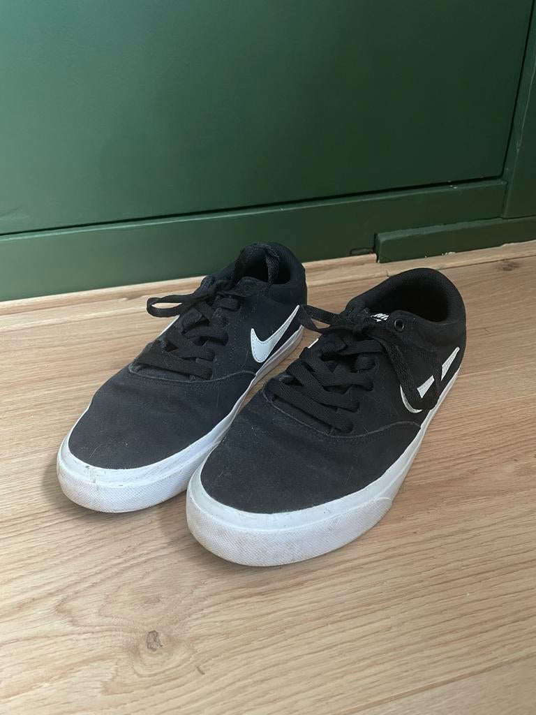 Nike SB Charge Sneakers Maat 39 Zwart - Zonder inlegzolen, Ophalen of Verzenden, Gedragen, Zwart, Sneakers of Gympen