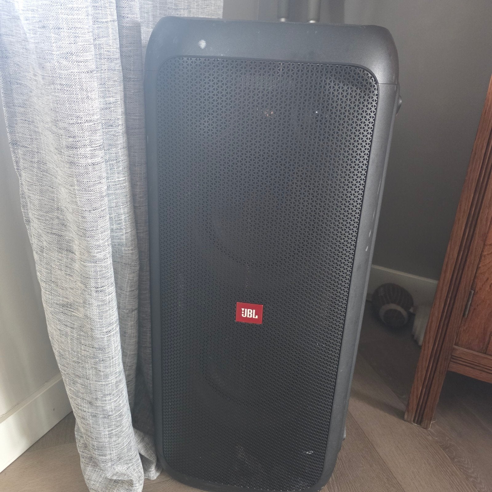 JBL Partybox 300 - Krachtig geluid, middelmatige schade, Ophalen