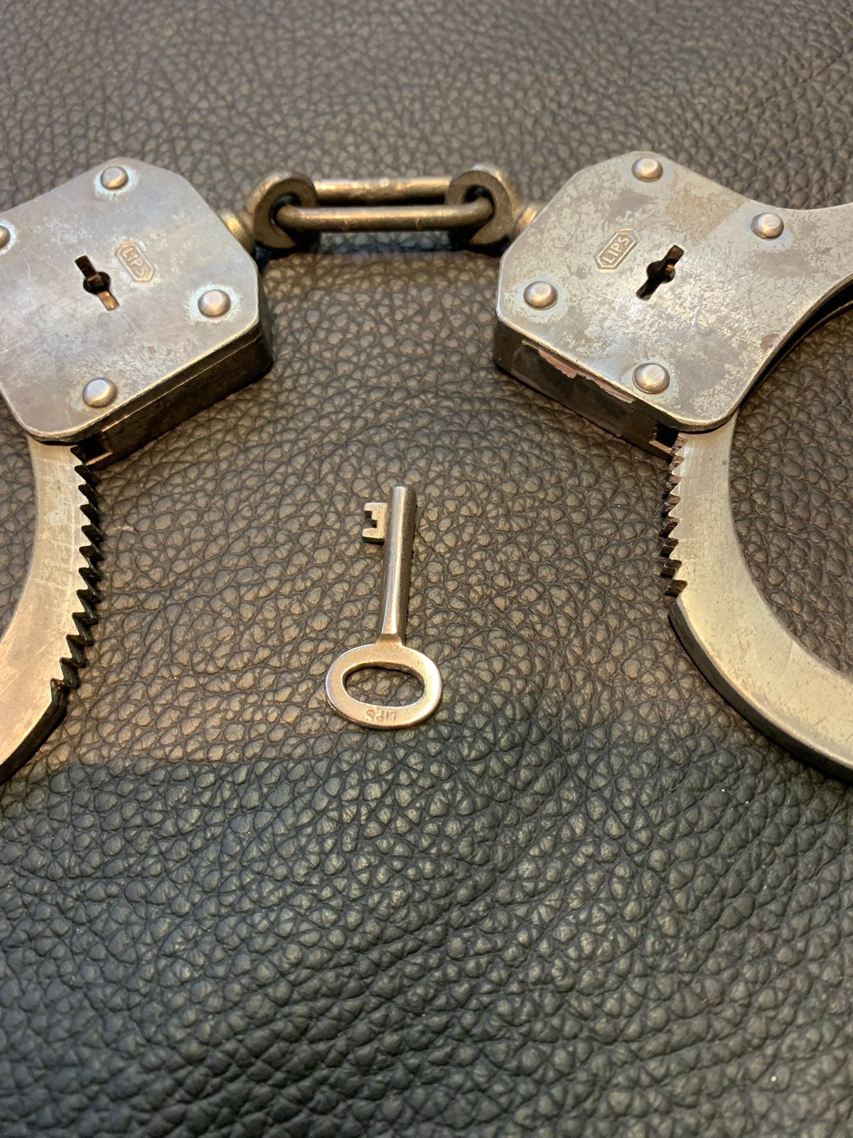 handboeien met sleutel  van LIPS, Verzamelen, Ophalen, Gebruikt