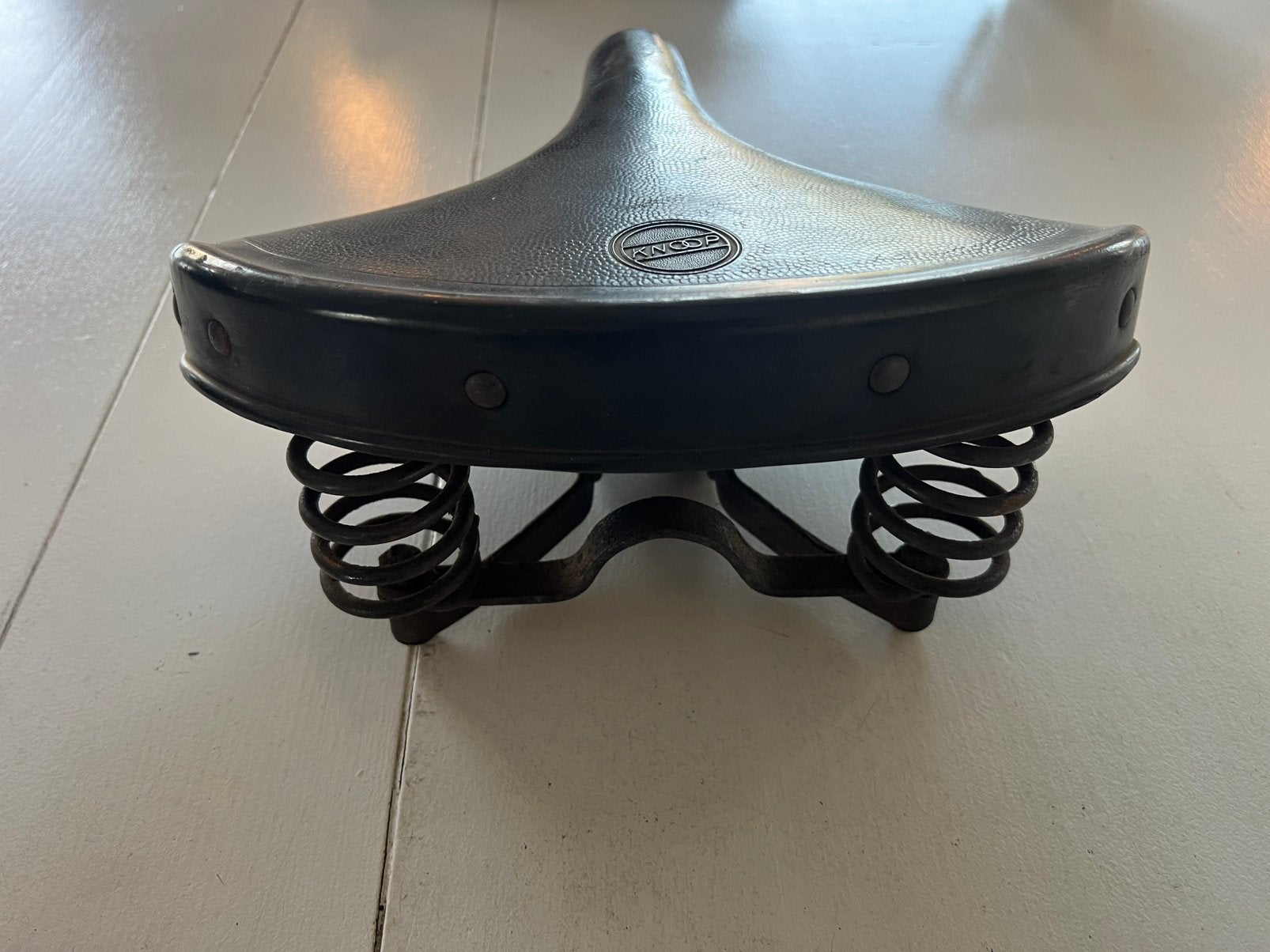 Oldtimer zadel “KNOOP” izgst !, Fietsen en Brommers, Ophalen, Zo goed als nieuw, Zadel, Overige merken