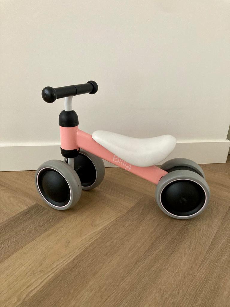 Billy Loopfiets 1 jaar vier wielen roze, Ophalen of Verzenden, Zo goed als nieuw, Loopfiets