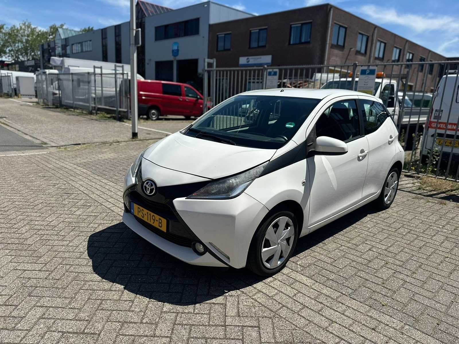 Toyota - 2017 - Aygo - 1.0 VVT-i x-play - Personenauto, Voorwielaandrijving, Gebruikt, Euro 6, 4 stoelen