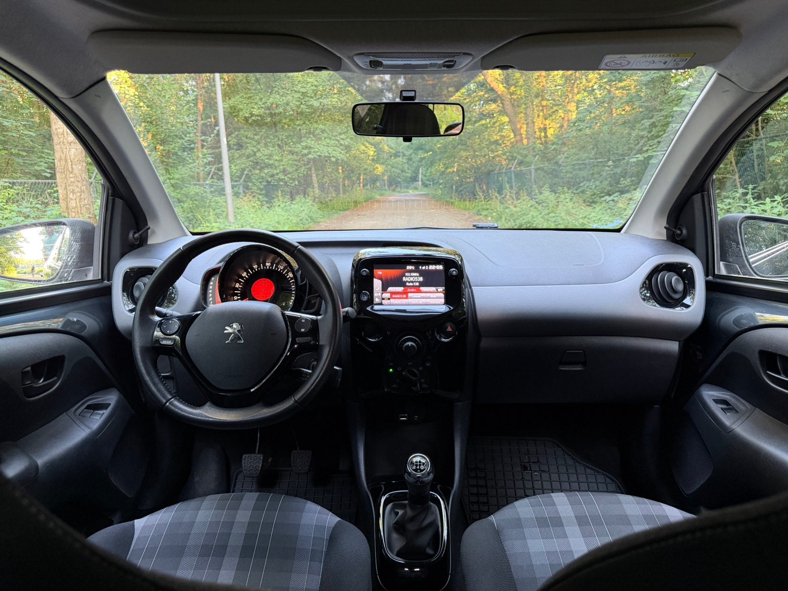 Foto 13 van Peugeot 108 1.0 E-vti 72pk 5D 2019 Grijs Cabrio Top Staat!