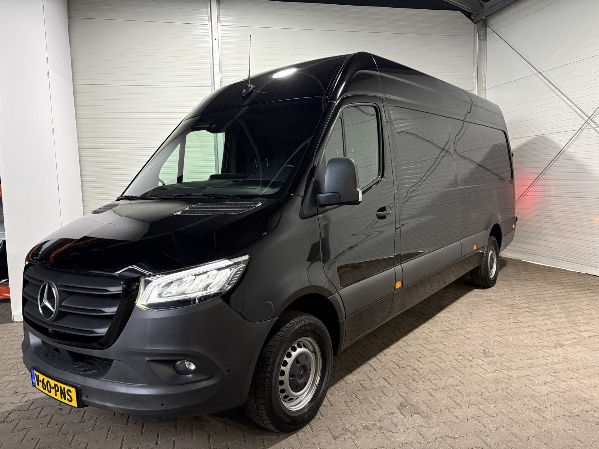 Mercedes-Benz Sprinter 319 1.9 CDI L3H2 RWD | 360 camera | C, Auto's, Automaat, Gebruikt, 2000 kg, Zwart