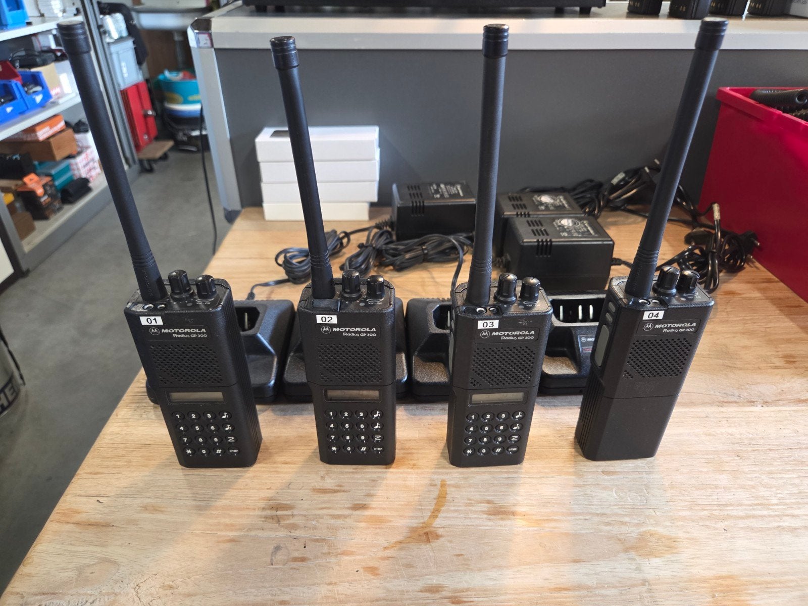 Motorola GP300 VHF portofoons, Telecommunicatie, Ophalen of Verzenden, Gebruikt, 2 to 5 km, Met broekklem