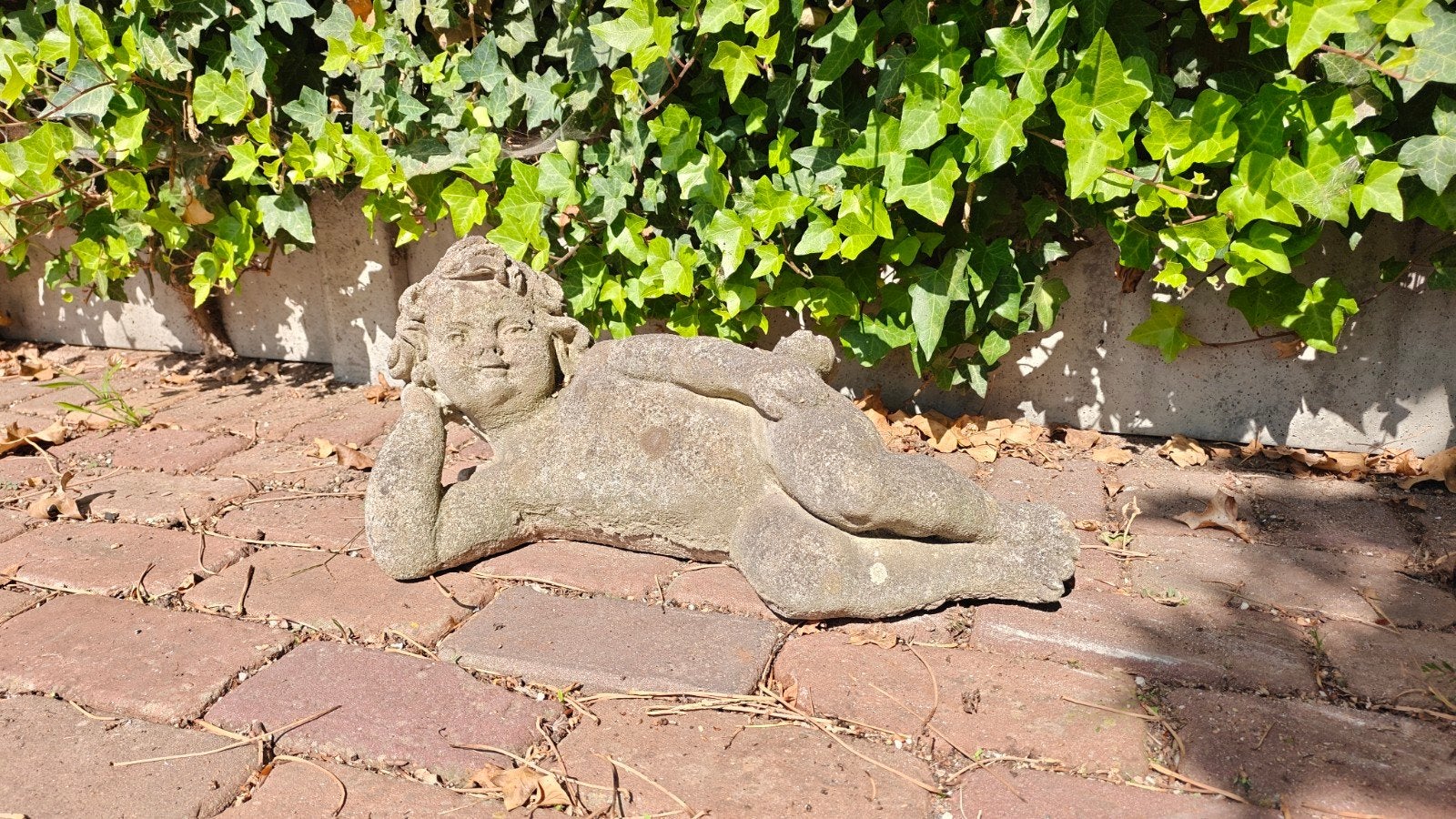 Betonnen tuinbeeld - Liggende engel/putto (53 cm), Ophalen, Gebruikt, Beton, Engelenbeeld