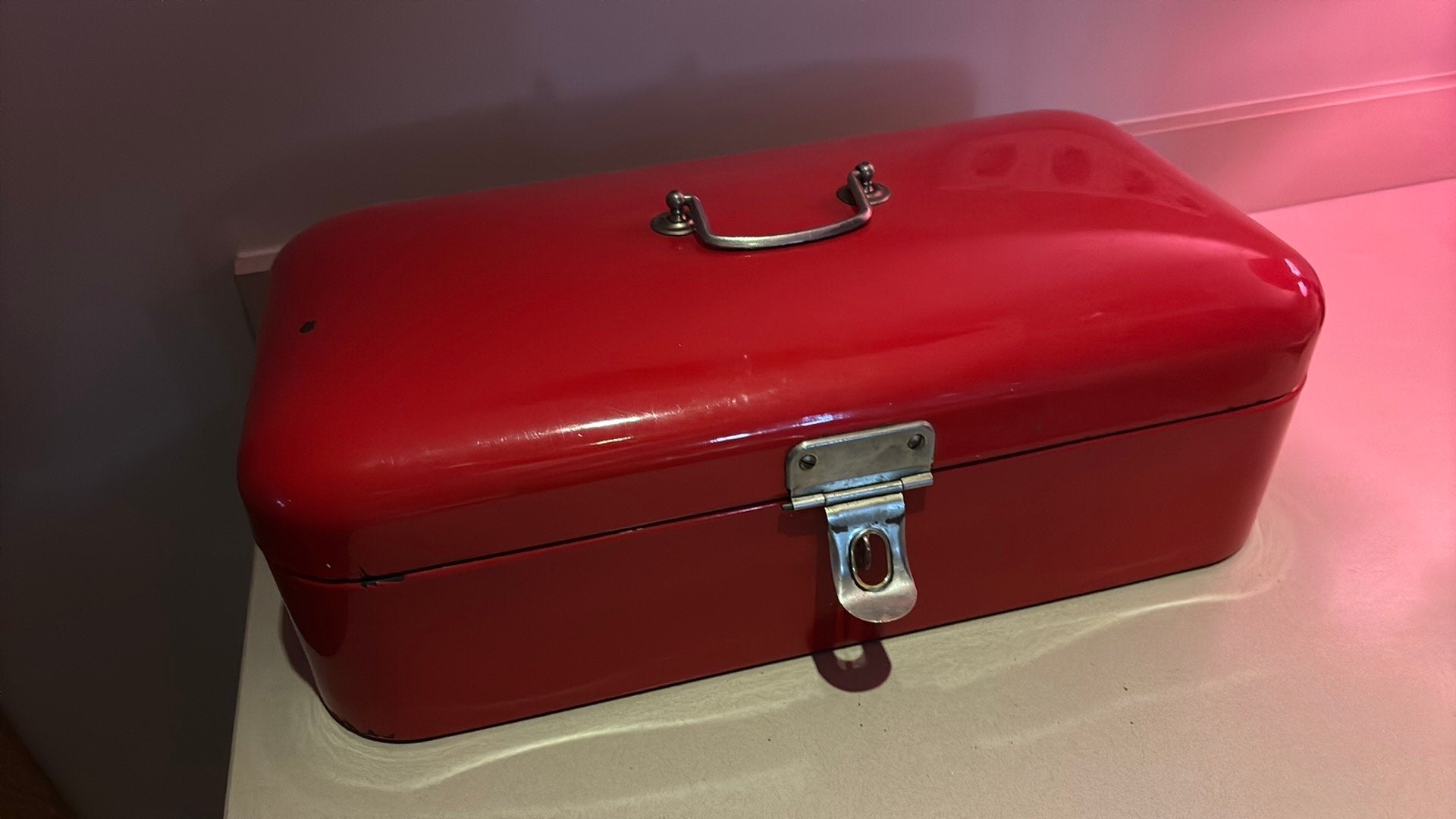 Rode vintage broodtrommel, emaille, Huis en Inrichting, Ophalen, Gebruikt, Metaal, Broodtrommel