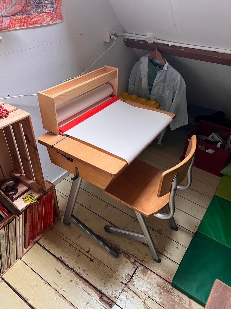 Kinder schoolbank met stoel en tekenrolhouder, Kinderen en Baby's, Kinderkamer | Tafels en Stoelen, Ophalen, Gebruikt, Tafel(s) en Stoel(en)