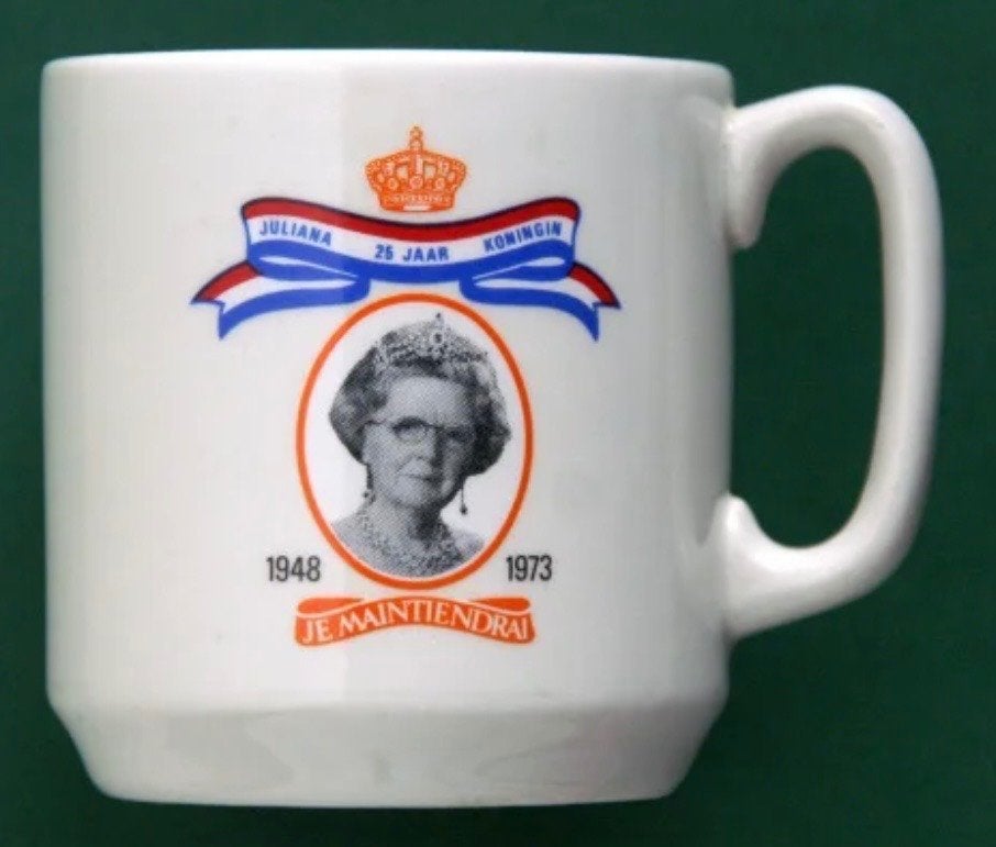 Beker Juliana 25 jaar koningin 1973, Verzamelen, Ophalen of Verzenden, Zo goed als nieuw, Nederland, Servies