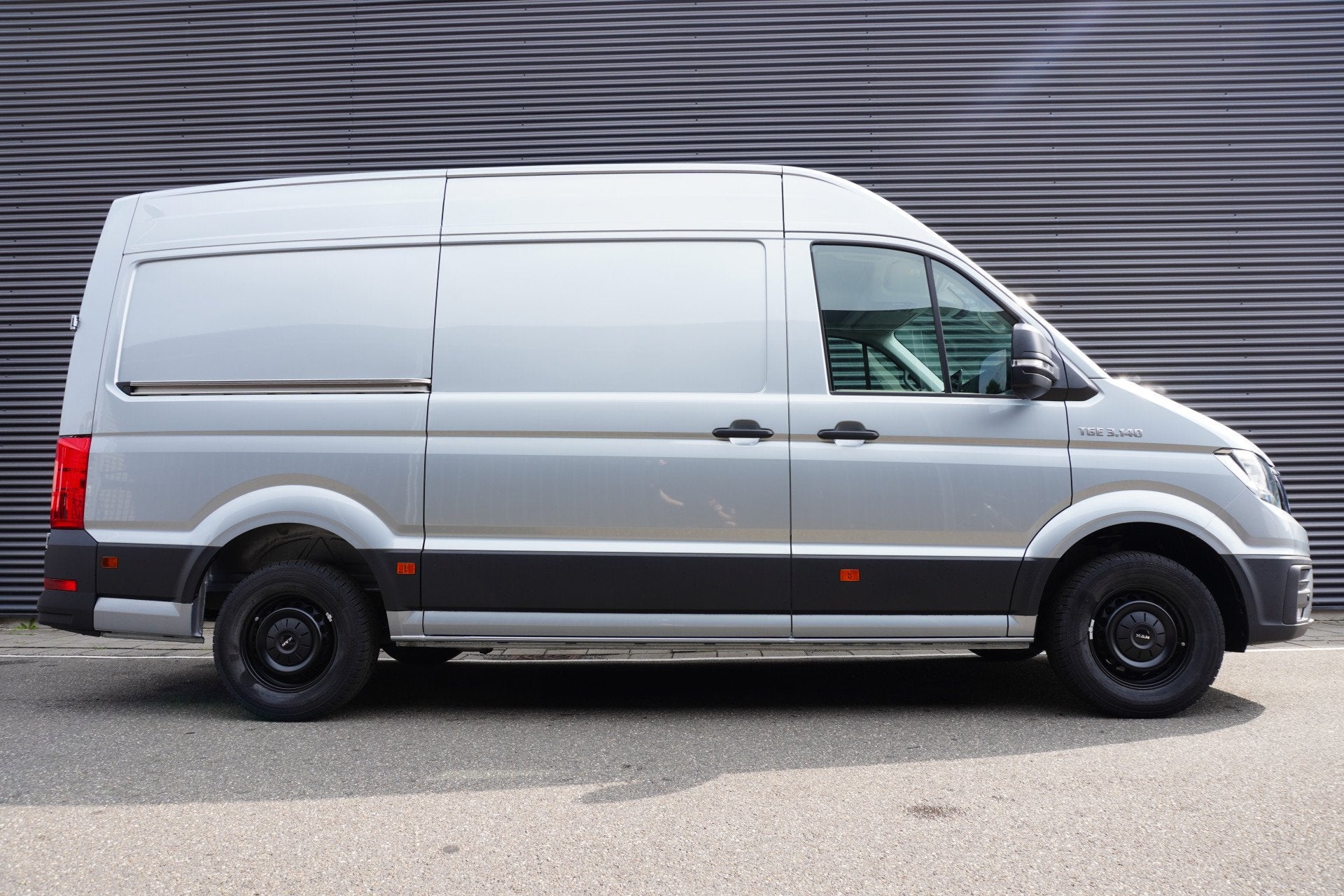 MAN TGE 3.140 L3H3 Aut FACELIFT Commander BOMVOL! | LED | NA, Auto's, Dealer onderhouden, Stof, Zwart, 4 cilinders