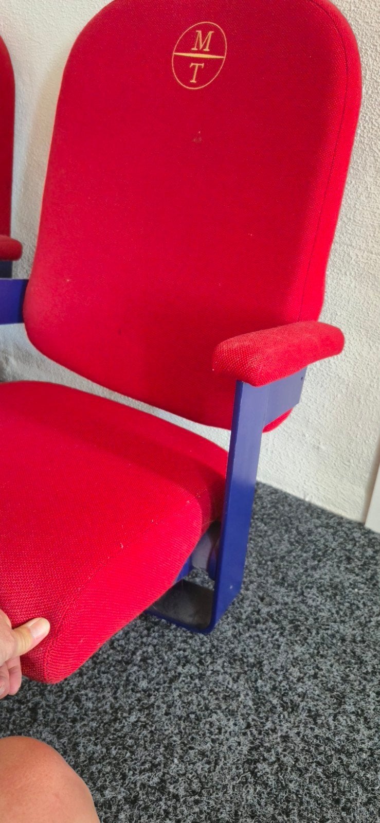 Twee rode theaterstoelen met blauw onderstel, Ophalen, Gebruikt, Twee, Stof