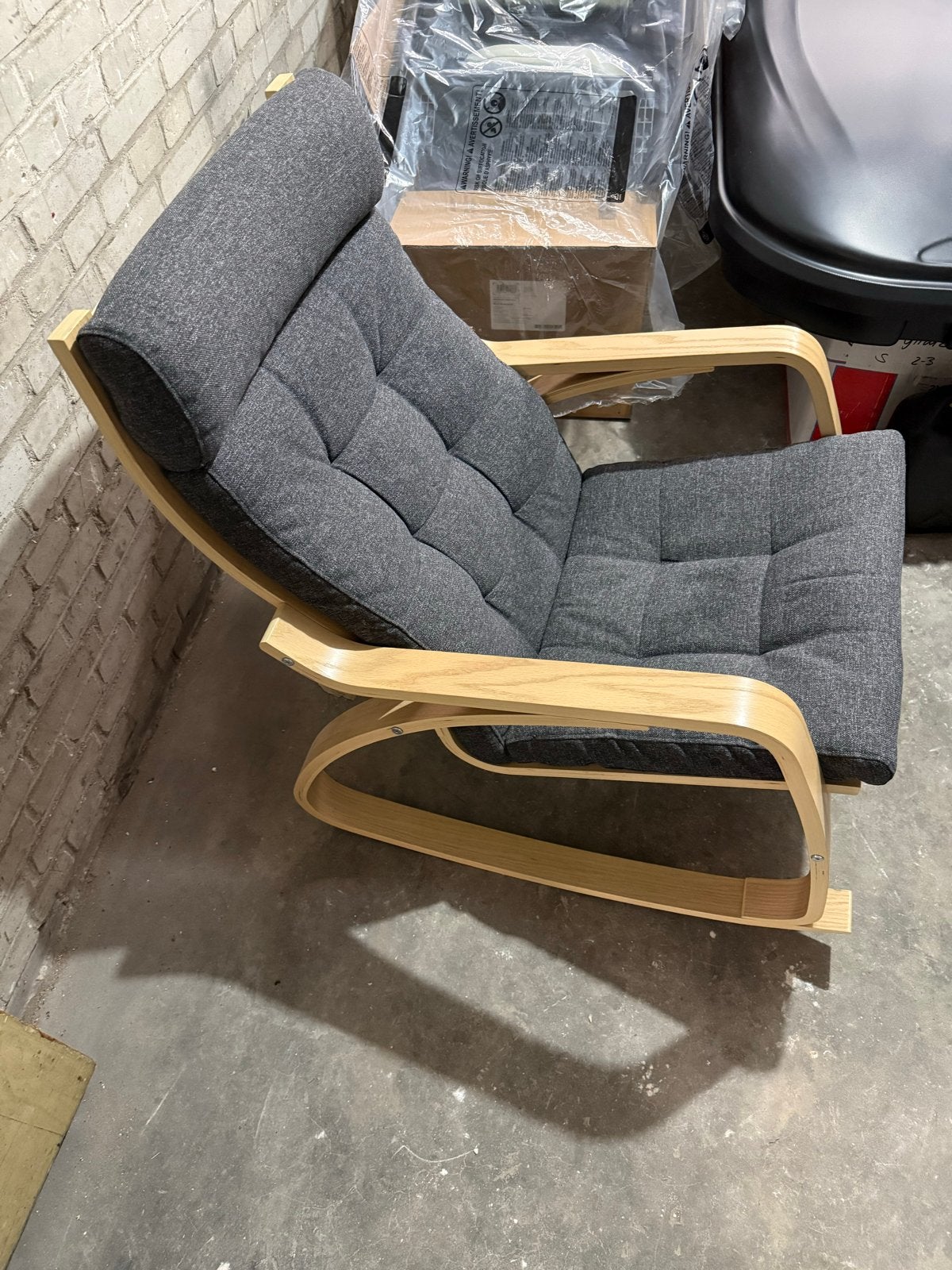 Comfortabele schommelstoel met grijze stoffen bekleding, Ophalen of Verzenden, Zo goed als nieuw, Hout, Eén