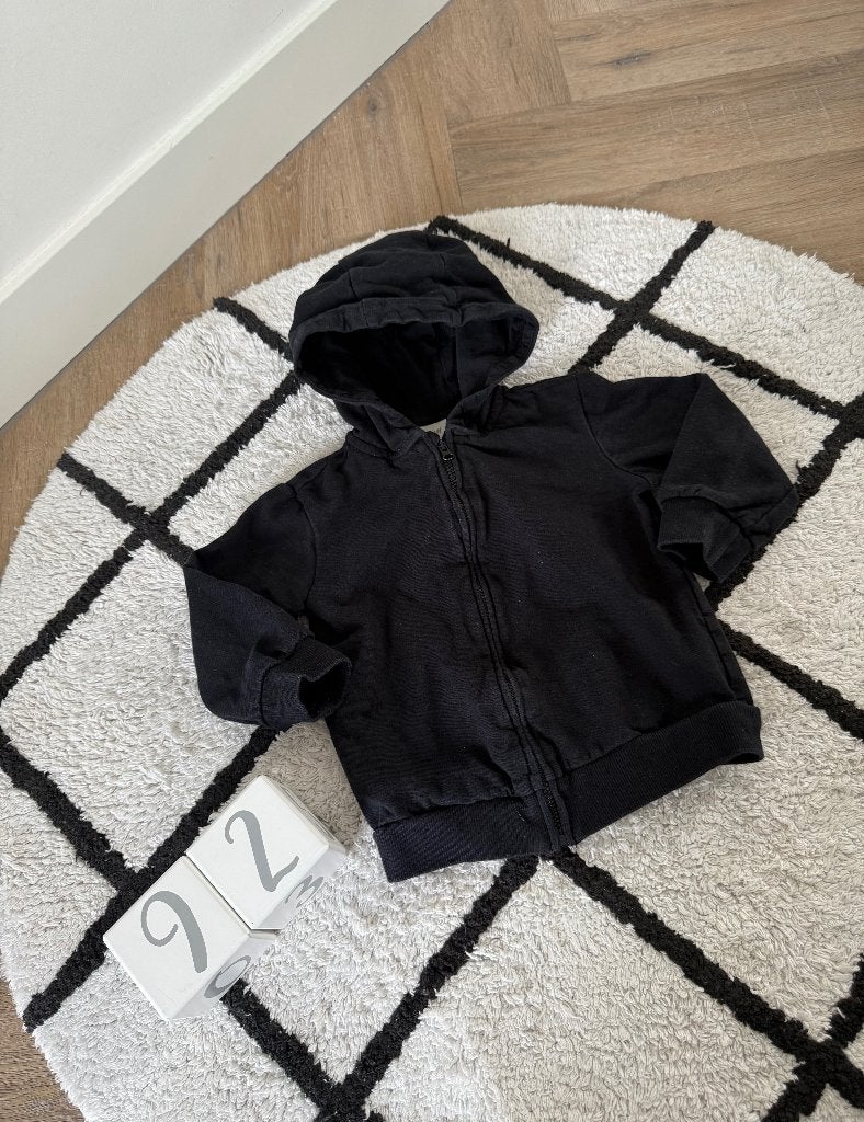Heel goed zwart H&M baby vest jasje jack 86 92 capuchon, H&M, Ophalen of Verzenden, Zo goed als nieuw, Truitje of Vestje