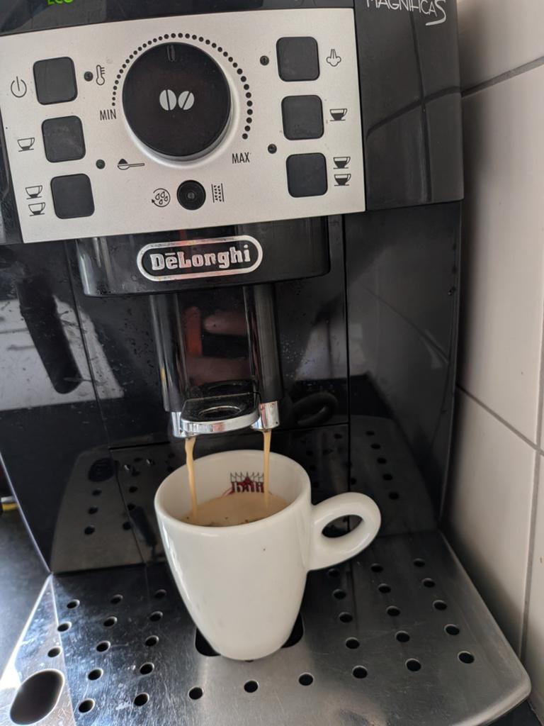 DeLonghi Magnifica S koffiemachine, Witgoed en Apparatuur, Koffiezetapparaten, Stoompijpje, Gebruikt, Koffiemachine, 2 tot 4 kopjes