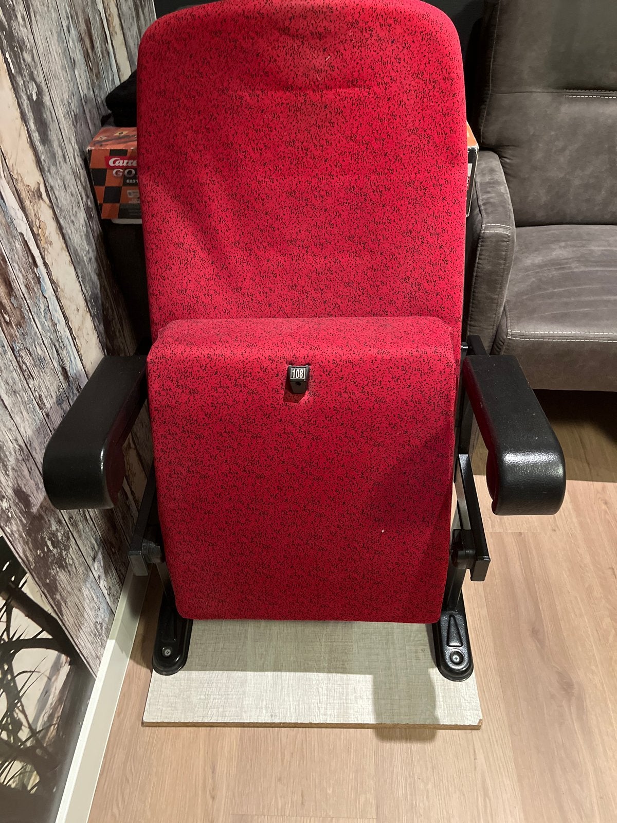 2x Originele Theaterstoelen uit Raalte - Rood, Ophalen, Inklapbaar, Gebruikt
