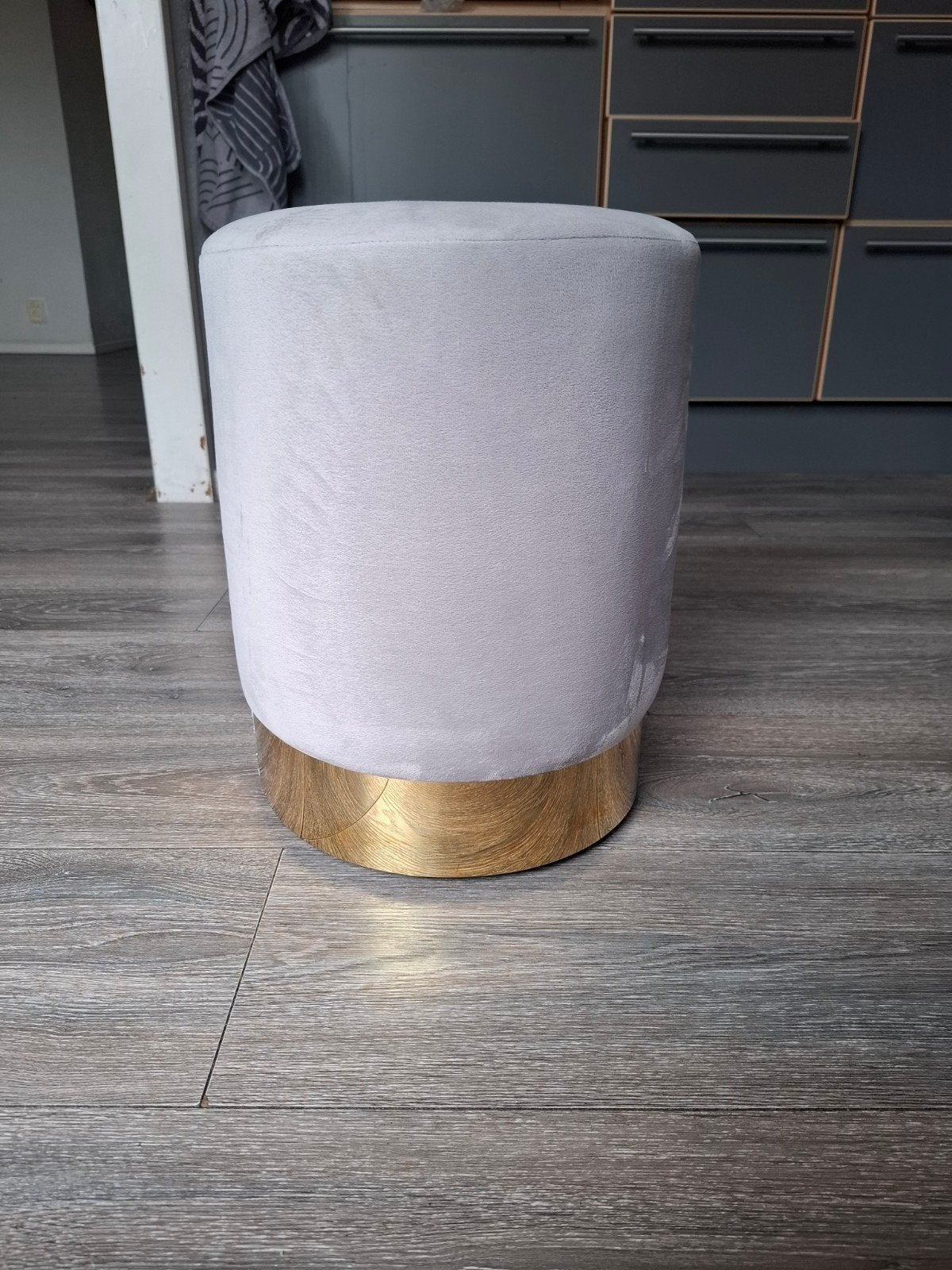 poef licht grijs fluweel achtig met gouden rand, Grijs, Ophalen, Gebruikt