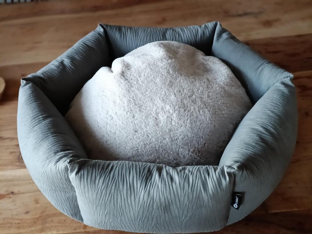 Grijze mand voor poezen of kleine honden, Dieren en Toebehoren, Ophalen, Nieuw, Pluche