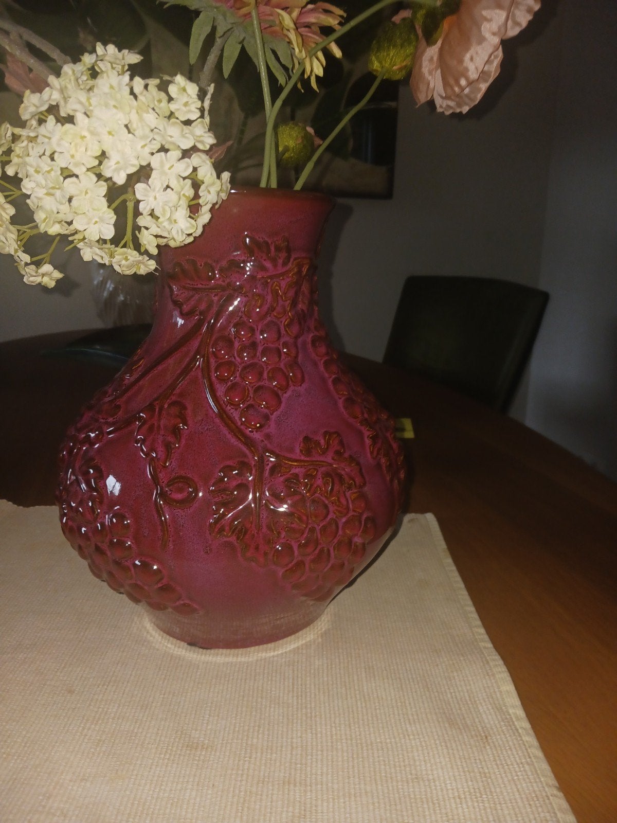 Prachtige aubergine aardewerk vaas met druivenreliëf, Ophalen
