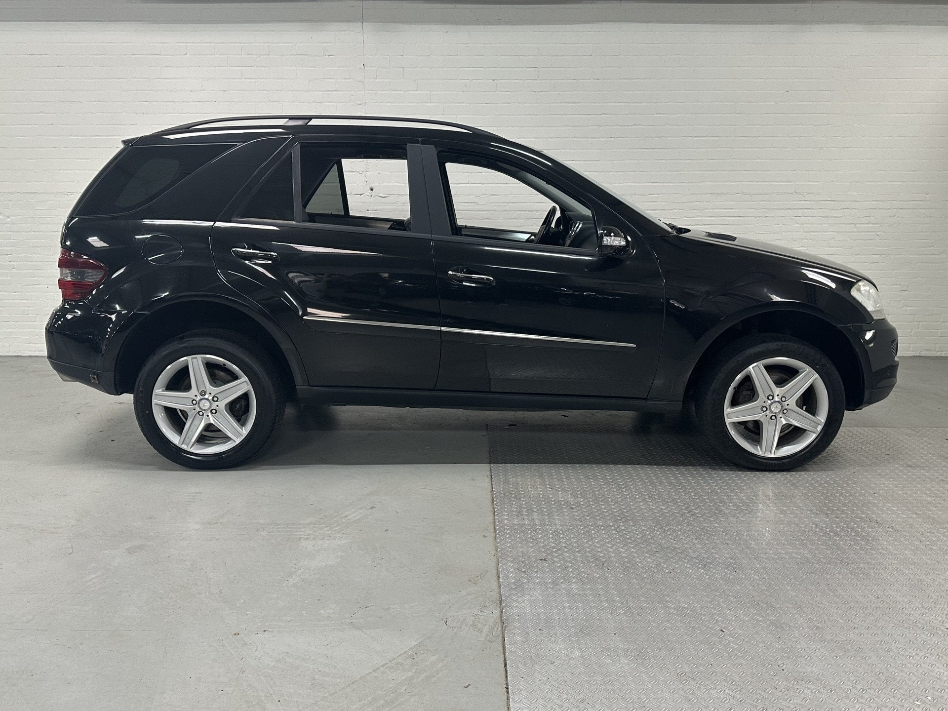 Mercedes-Benz M-Klasse 350 LEDER / LPG / CRUISE / NAVI, Auto's, Automaat, Gebruikt, Stoelverwarming, Zwart