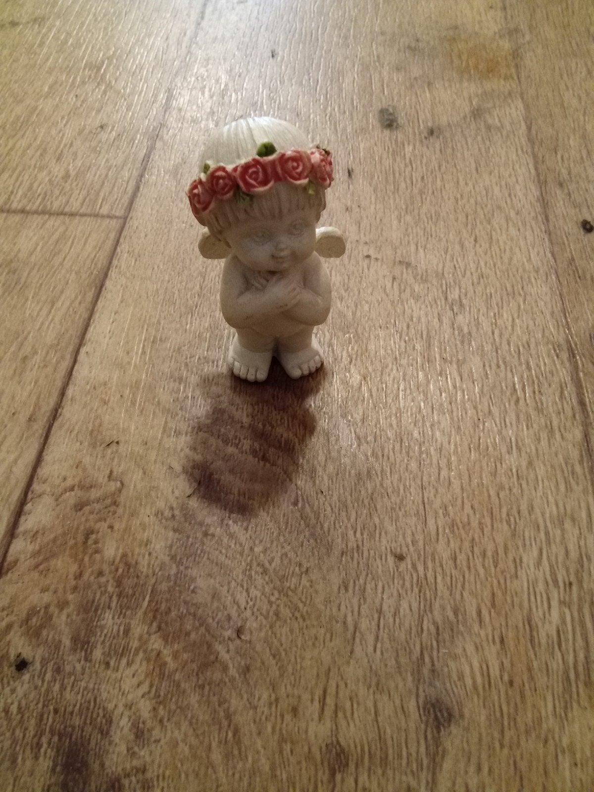 mooi Engelse beeldje met een bloem op de hoofd 10cm nieuw, Ophalen of Verzenden