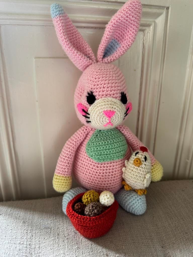 Gehaakte roze haas in vrolijke kleuren met kuiken en eitjes, Hobby en Vrije tijd, Breien en Haken, Ophalen of Verzenden, Zo goed als nieuw